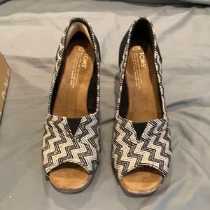 Toms size 7.5 black chevron classic cork wedge